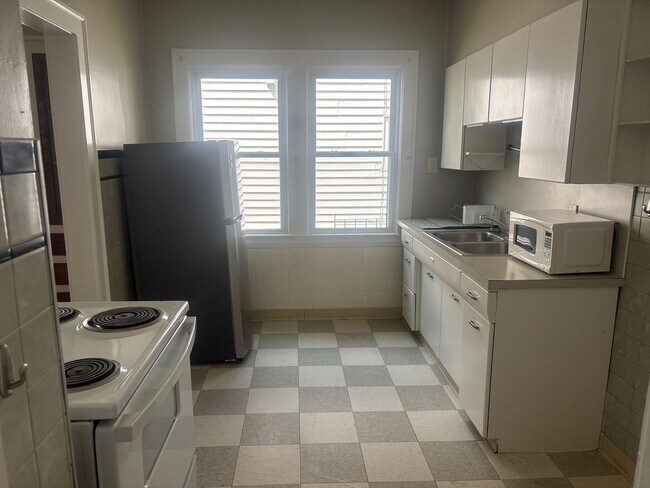 Building Photo - 2059 Lewis Dr