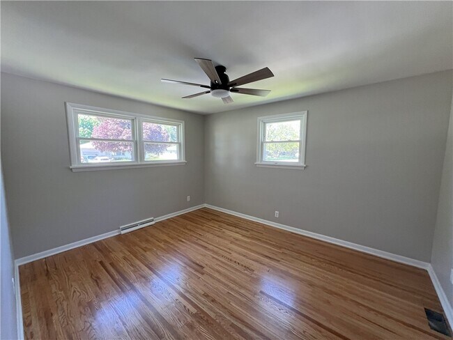 Building Photo - 120 Sunnyside Dr