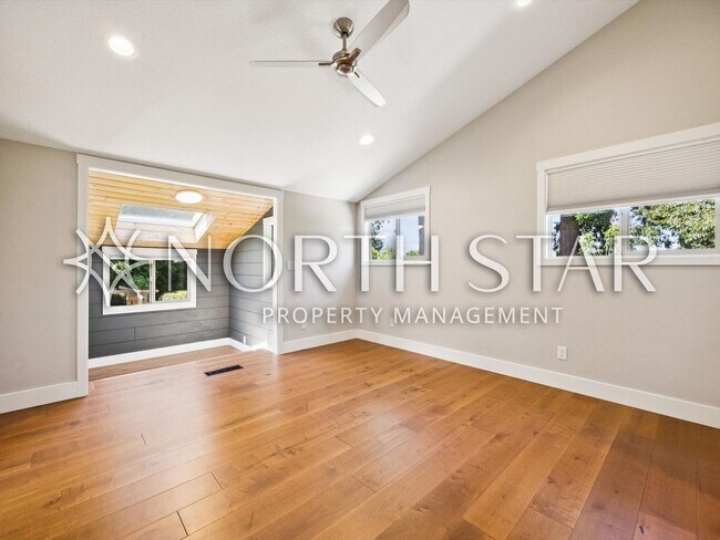 Building Photo - 860 S Skyland Dr
