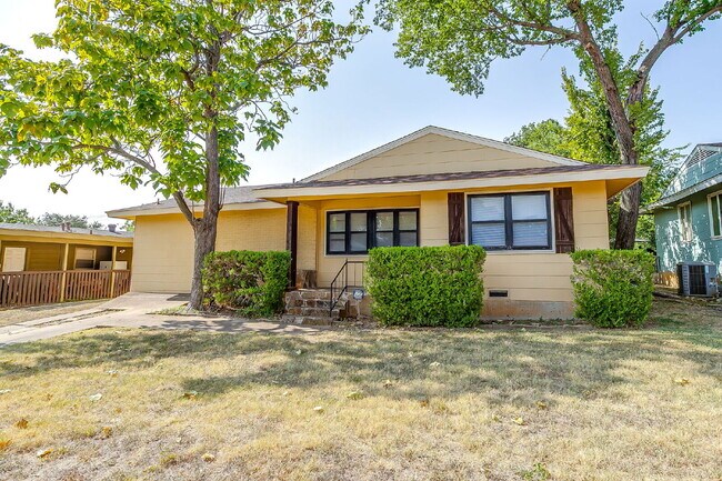 Building Photo - Well maintained 3 bedroom home in 76107