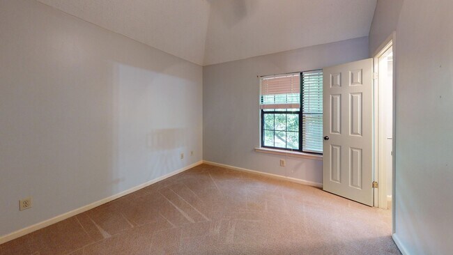 Building Photo - 335 Bent Tree Dr