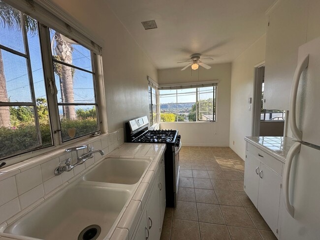 Building Photo - Riviera 1 Bdrm with City Views!
