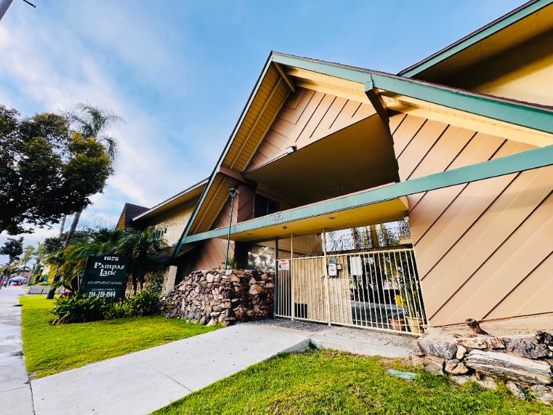Building Photo - 1675 W Pampas Ln