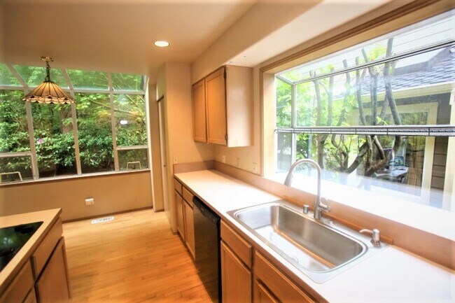 Building Photo - Beautiful 2 Story 3 Bed 2.5 Bath in Sammamish
