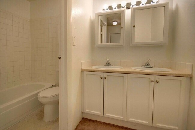 Building Photo - PRE-LEASE! 2 bed 1.5 Bath Condo at The Wimbledon!