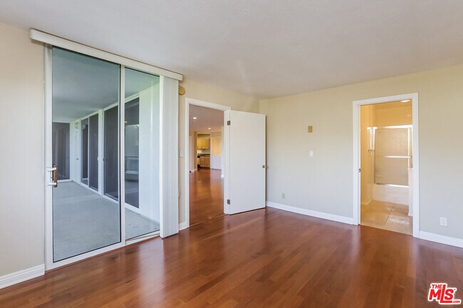 Building Photo - 723 Palisades Beach Rd