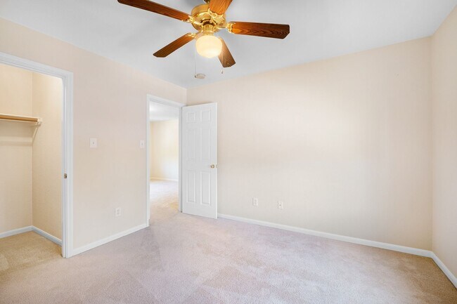 Building Photo - 1726 Rosenborough Ln S