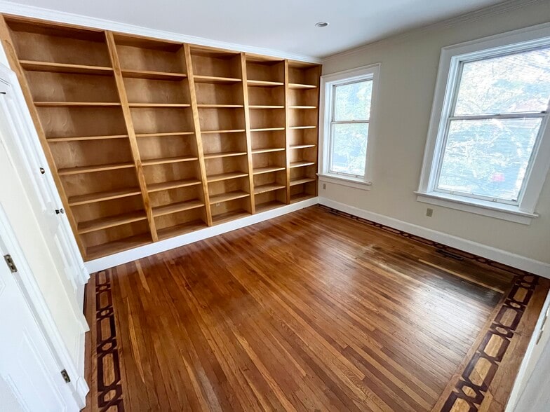 Building Photo - 409 Temple St