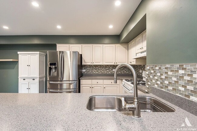 Building Photo - Beautiful Townhouse In Naperville