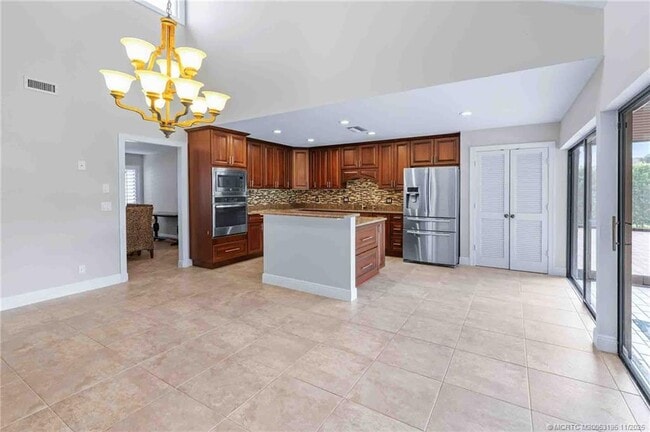 Building Photo - 2385 SW Creekside Dr