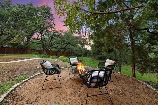 Building Photo - 113 Comet