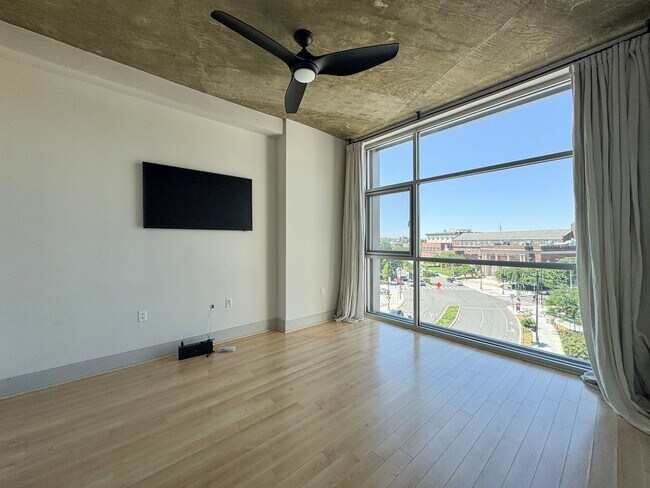 Building Photo - Sun-filled 2 Bed 2 Bath Condo In Vibrant Columbia Heights