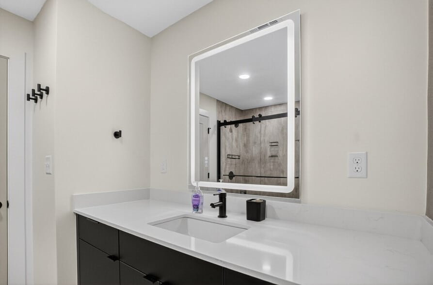 Building Photo - 100 W 5th St