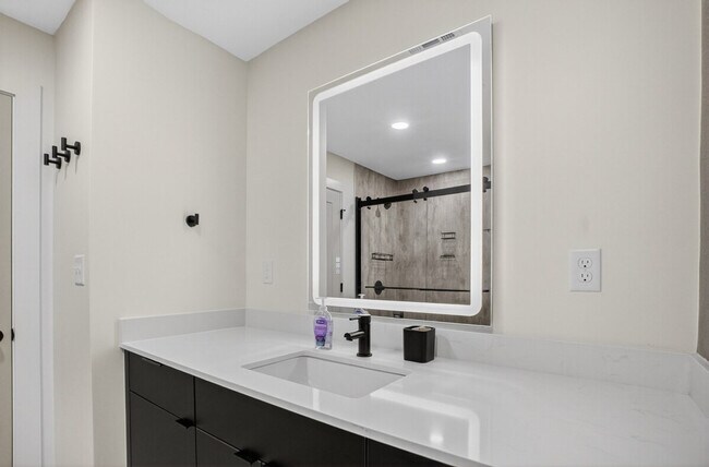 Building Photo - 100 W 5th St