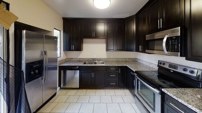 Building Photo - 5BD/2BA on Montezuma with Parking!!