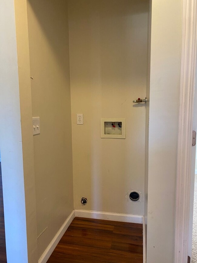 Building Photo - Two bedroom one bath house walking distanc...