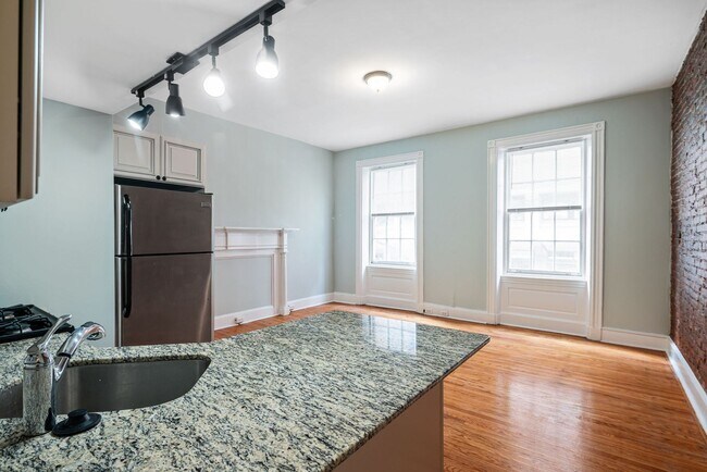 Building Photo - 245 S 10th St