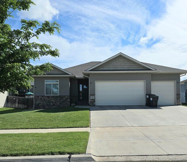 Primary Photo - Spacious 5 Bedroom/3Bath Single Family Home