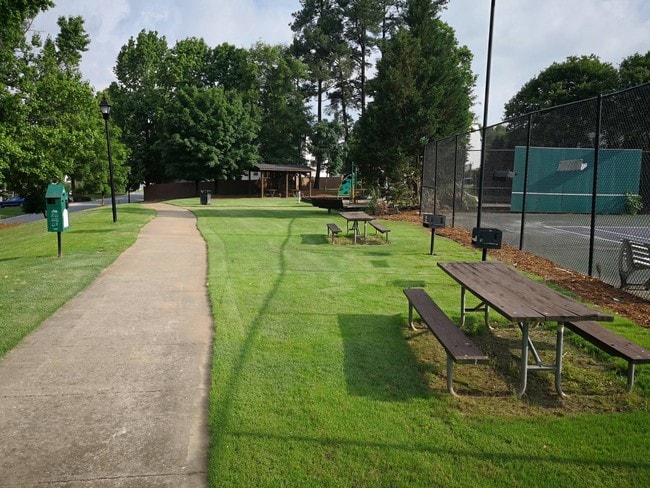 Building Photo - 17 Trailstream Dr