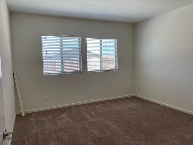 Building Photo - Large Clean Executive 4 Bedroom, 2.5 Bathroom, 2000 Sqft. Home for Lease