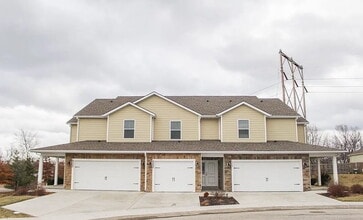 Building Photo - 2 Bed, 2.5 Bath Townhouse - Shawnee, KS