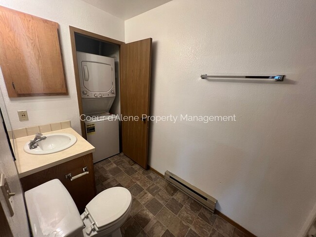 Building Photo - 1 bedroom, 1 bathroom apartment w/ great l...