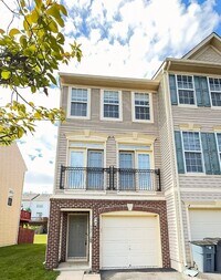 Building Photo - Stunning 3 Bed 3.5 Bath End Unit Townhome ...