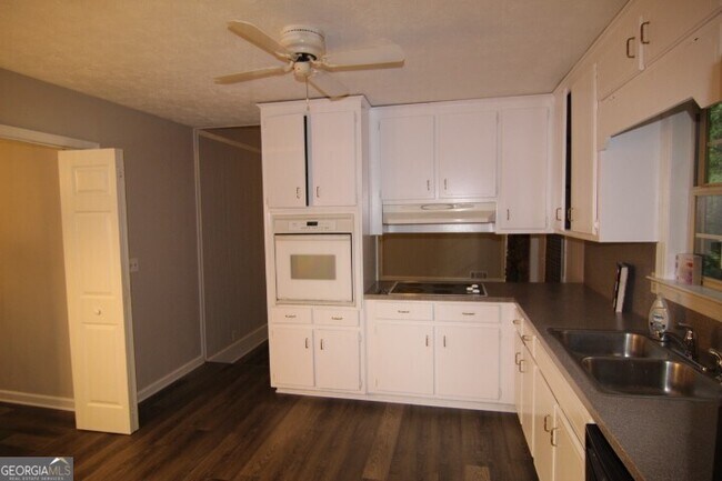 Building Photo - 3765 Manor House Dr