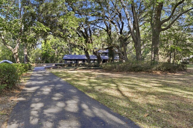 Building Photo - 4 Bedroom, 3 Bath House on 1 Acre in Fox Grove
