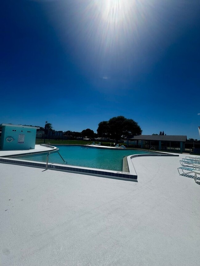 Building Photo - Welcome to your Florida retirement dream in desirable Hollywood Estates.