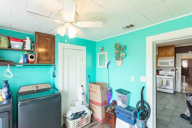 Building Photo - Spacious Home ready for a new family!