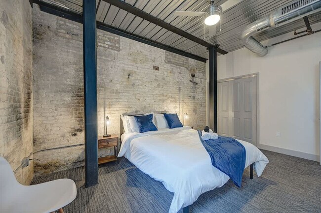 Building Photo - 1011 W Juneau Ave