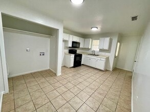 Building Photo - 3 Bed / 1 Bath Apartment in Truman, Available Now!