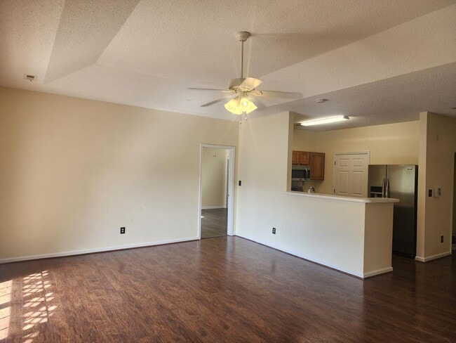 Building Photo - 121-207