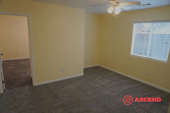 Building Photo - North Bakersfield 3 Bed + Den | Spacious Yard