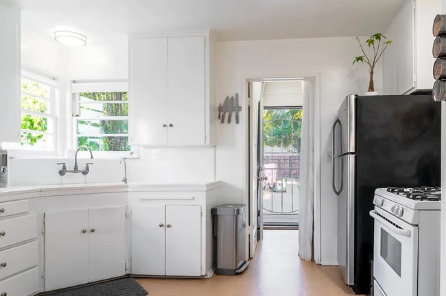 Building Photo - 1032 Palms Blvd