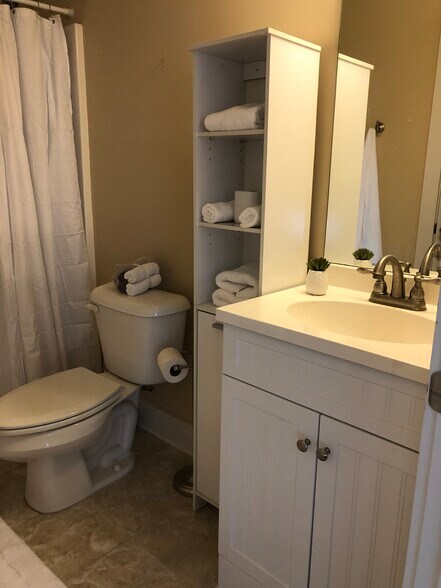 Full bathroom - 2850 Salem Rd