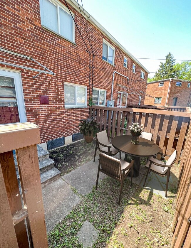 Building Photo - BEAUTIFUL 2 Bedrooms + 1 FULL Bath with Re...