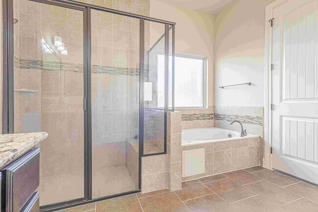 Building Photo - GORGEOUS 4 BED / 2 BATH HOUSE FOR RENT!