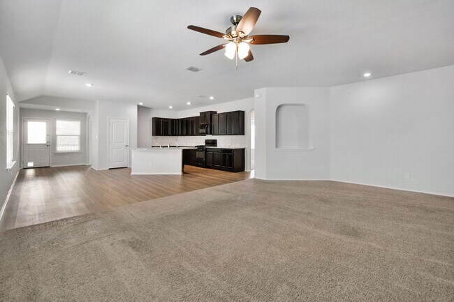 Building Photo - Beautiful 4-Bedroom Corner Lot Home with Open Floor Plan in Bulverde