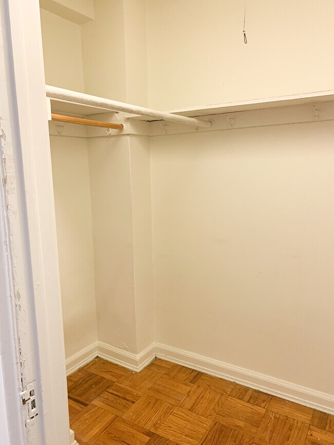 Building Photo - 8925 E Jefferson Ave