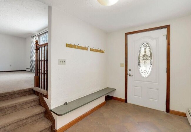 Building Photo - Well maintained, 3 Bedroom single family home in lovely Westford neighborhood.