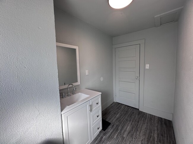 Building Photo - 607 Penn-E