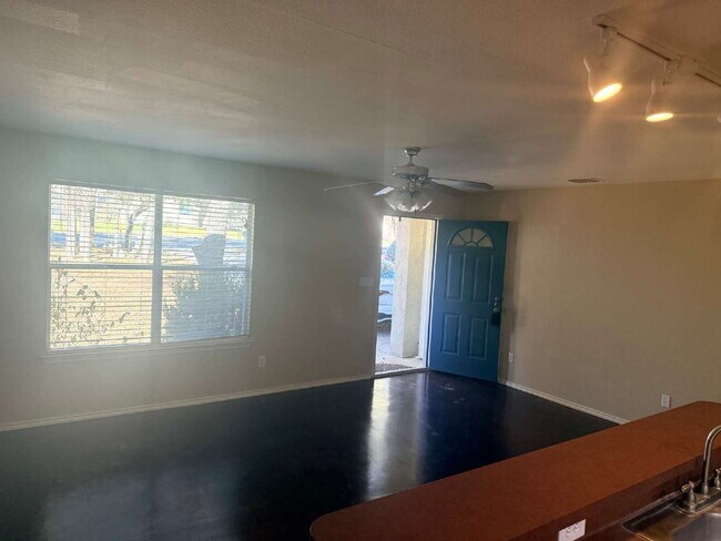 Building Photo - Three Bed/ Two Bath in Hollywood Park