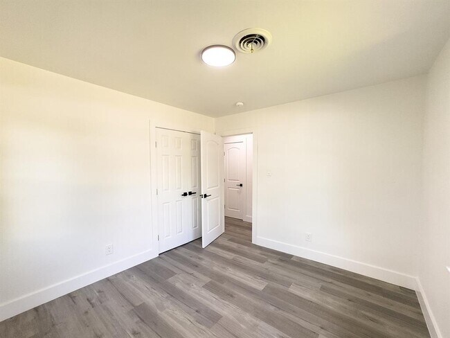 Building Photo - 1006 Duvall Dr