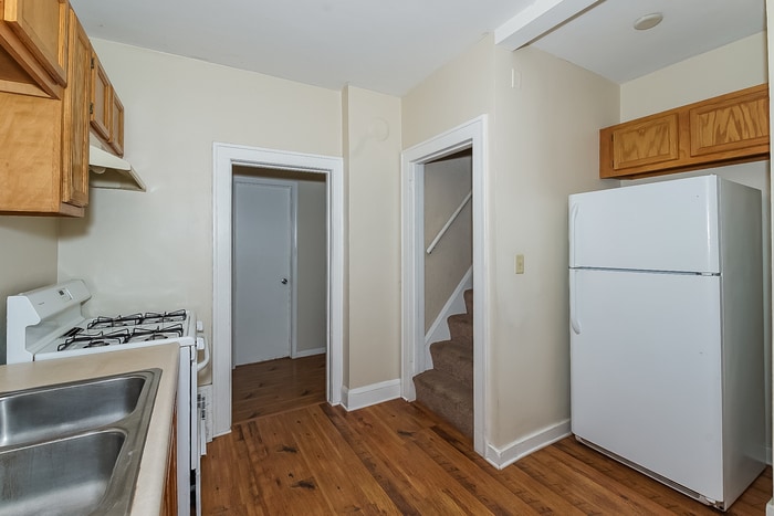 Building Photo - 1856 Clear Ave E