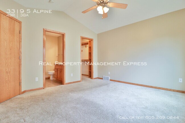 Building Photo - Perfect 4 bedroom 3 bathroom home 2200 sq ft!