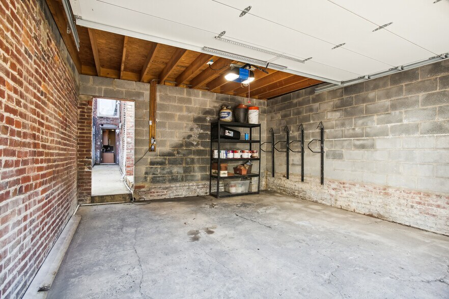 GARAGE - 76 R St NW