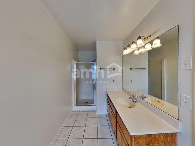 Building Photo - 524 Ryan Ave