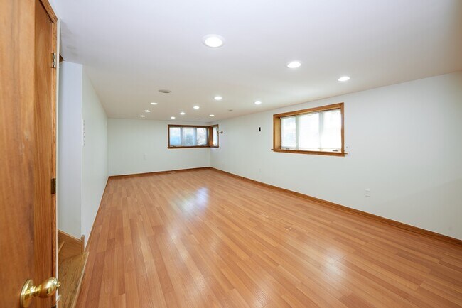 Building Photo - 8418 W Crain St